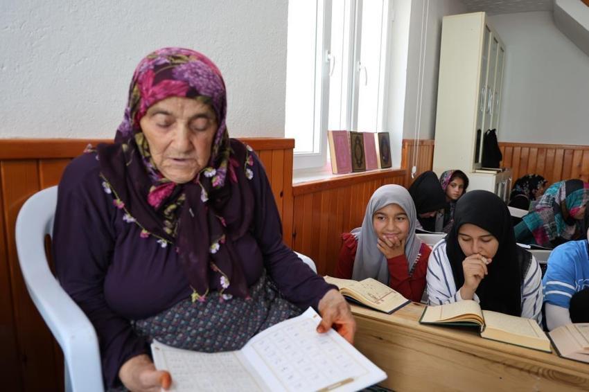 Adana'da yaşayan Menekşe Teyze 78 yaşında kuranı kerim öğrendi! Azmi herkese örnek oluyor
