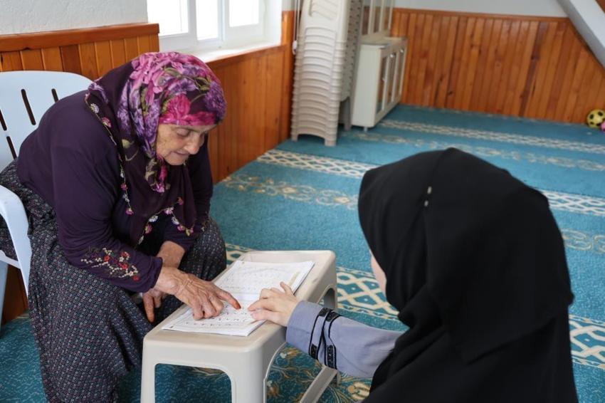 Adana'da yaşayan Menekşe Teyze 78 yaşında kuranı kerim öğrendi! Azmi herkese örnek oluyor