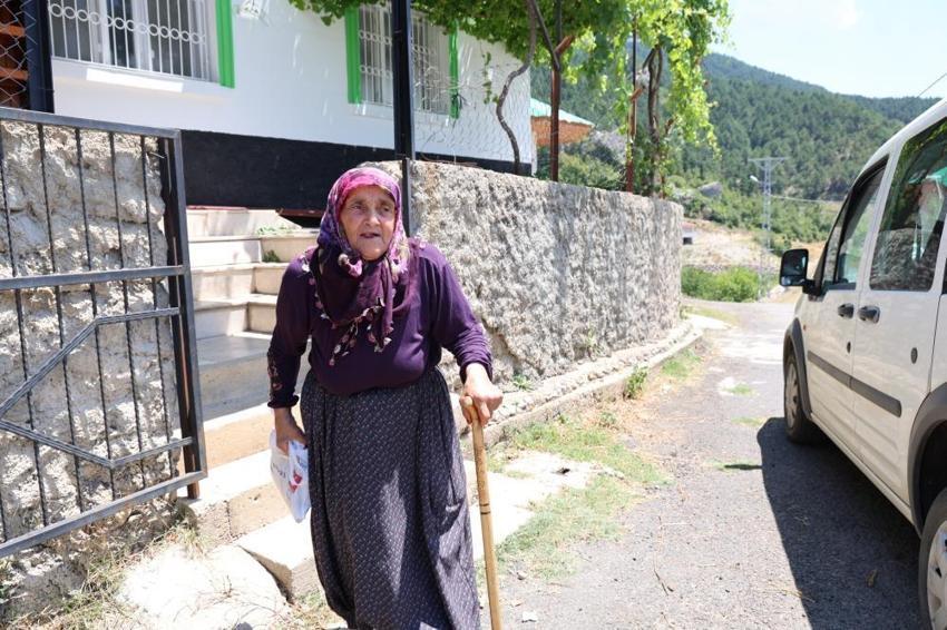 Adana'da yaşayan Menekşe Teyze 78 yaşında kuranı kerim öğrendi! Azmi herkese örnek oluyor