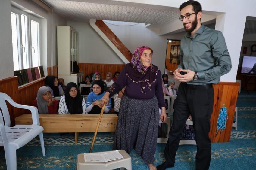 Adana'da yaşayan Menekşe Teyze 78 yaşında kuranı kerim öğrendi! Azmi herkese örnek oluyor