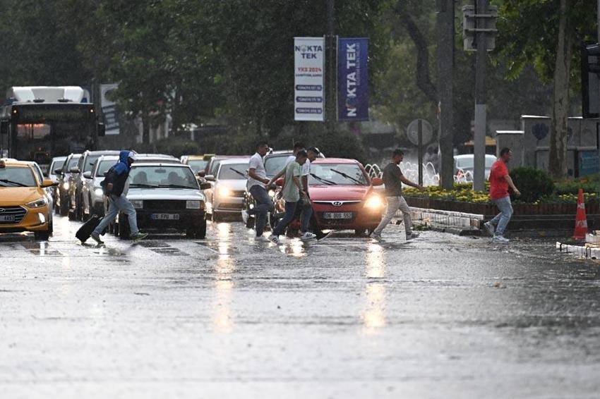 Meteoroloji son hava durumu raporunu açıkladı 5 ili uyardı: Sıcaklıklar düşüyor, gök gürültülü sağanak yağışlar kapıda