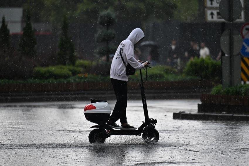 Meteoroloji son hava durumu raporunu açıkladı 5 ili uyardı: Sıcaklıklar düşüyor, gök gürültülü sağanak yağışlar kapıda