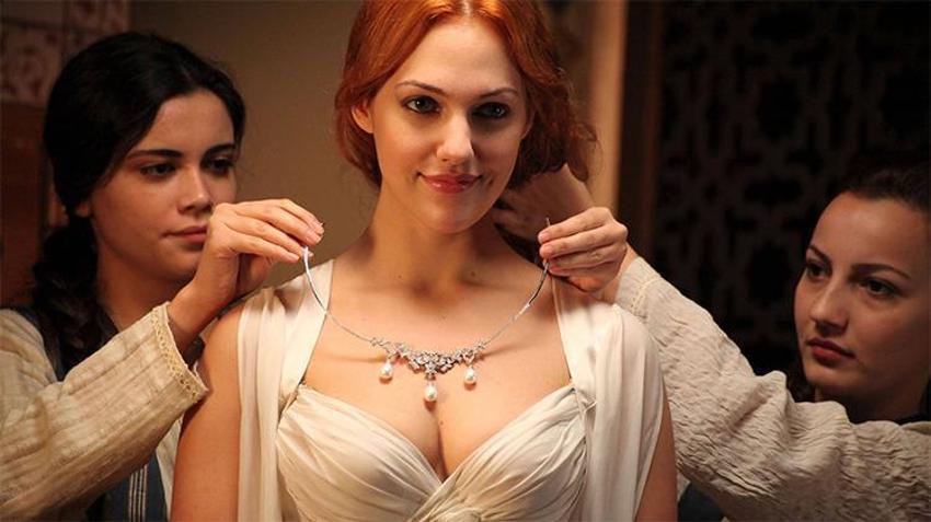 Meryem Uzerli ünlü olmadan yaptığı işlerle şaşırttı: Vefat etmiş kişilere makyaj yapıyordum