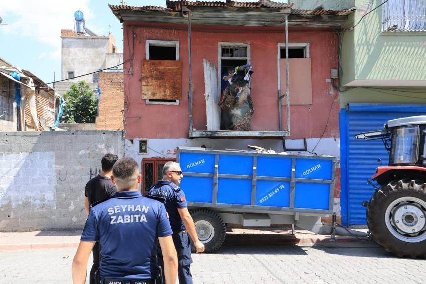 Uyuşturucu bağımlıları metruk yapıyı 'çöp ev' haline getirdi: 2 römork dolusu çöp çıktı