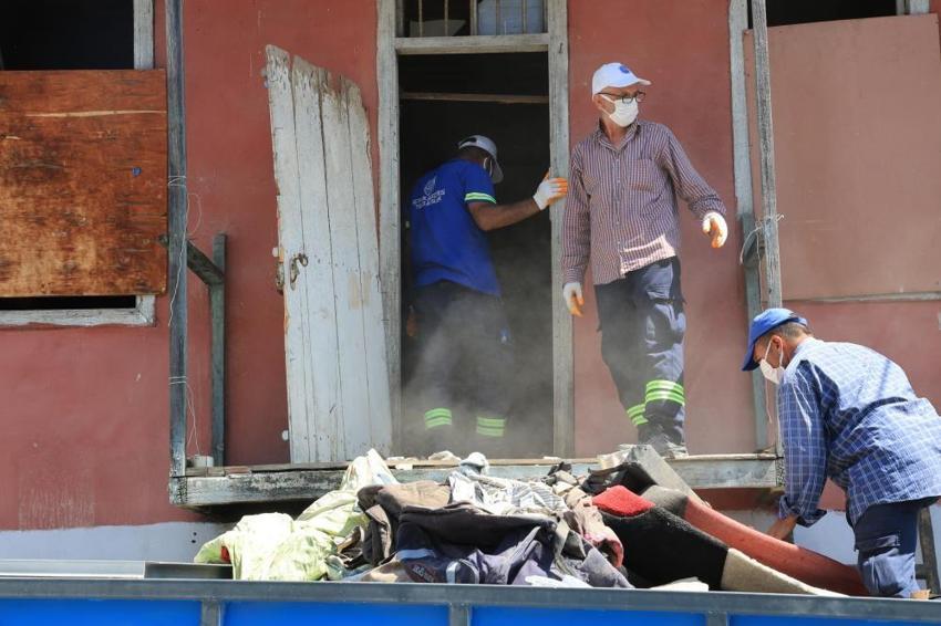 Uyuşturucu bağımlıları metruk yapıyı 'çöp ev' haline getirdi: 2 römork dolusu çöp çıktı