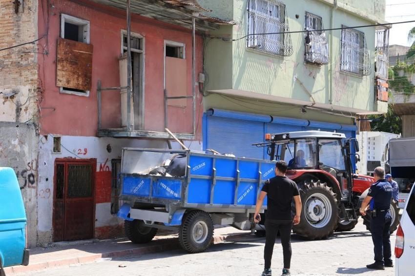 Uyuşturucu bağımlıları metruk yapıyı 'çöp ev' haline getirdi: 2 römork dolusu çöp çıktı