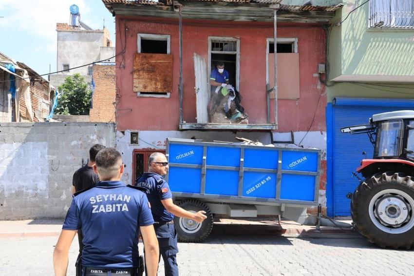 Uyuşturucu bağımlıları metruk yapıyı 'çöp ev' haline getirdi: 2 römork dolusu çöp çıktı