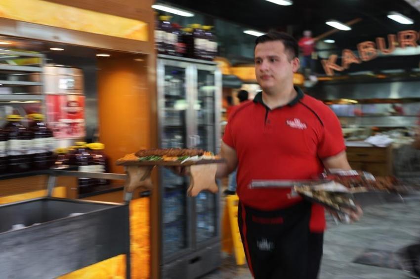 Adana'ya gelen kebap yemeden dönmüyor: Kebapçılar yoğunluktan memnun