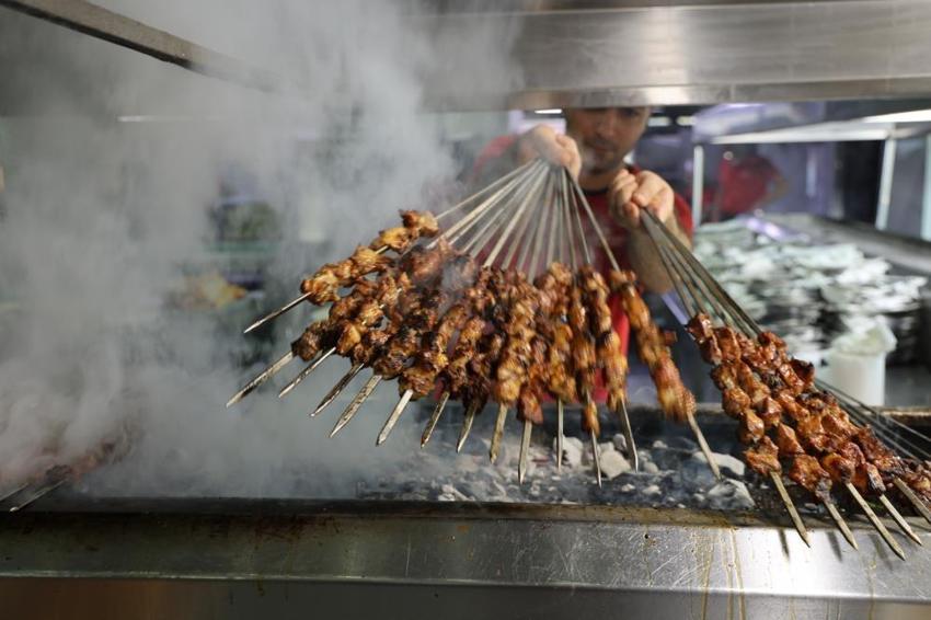 Adana'ya gelen kebap yemeden dönmüyor: Kebapçılar yoğunluktan memnun
