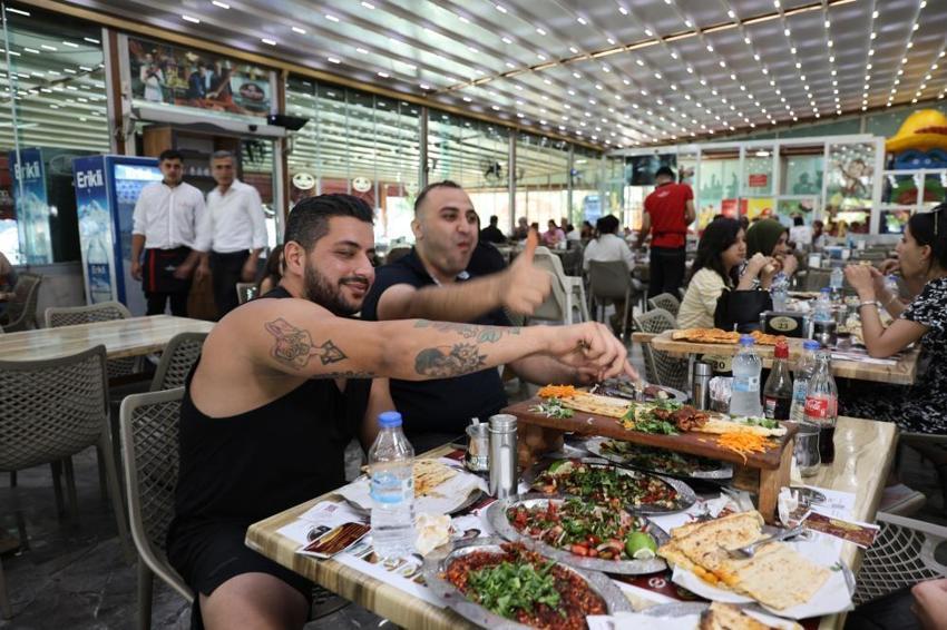 Adana'ya gelen kebap yemeden dönmüyor: Kebapçılar yoğunluktan memnun