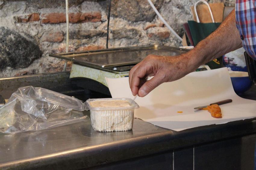 İzmir'de baba yadigarı dükkanda unutulmaya yüz tutmuş yemek mirasını yaşatıyor