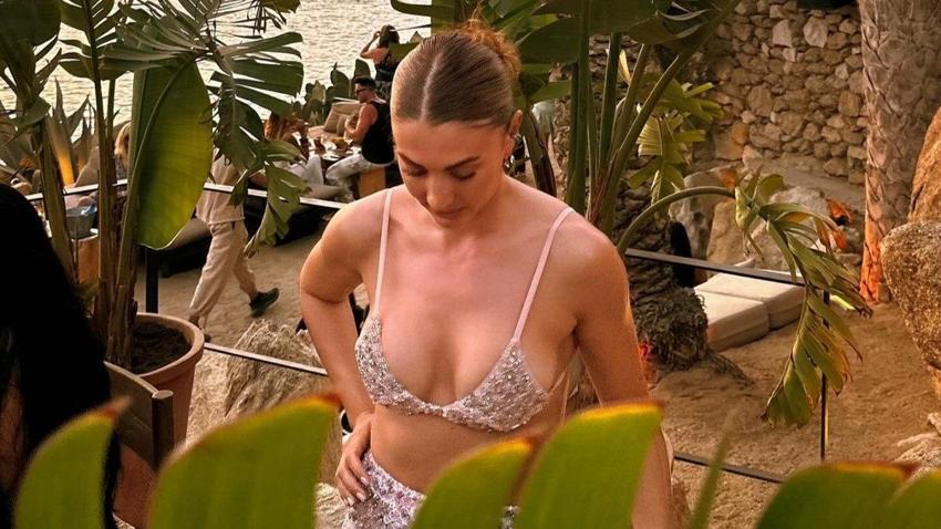 Burcu Özberk de akıma kapıldı! Mykonos'a gidip seksi poz verdi