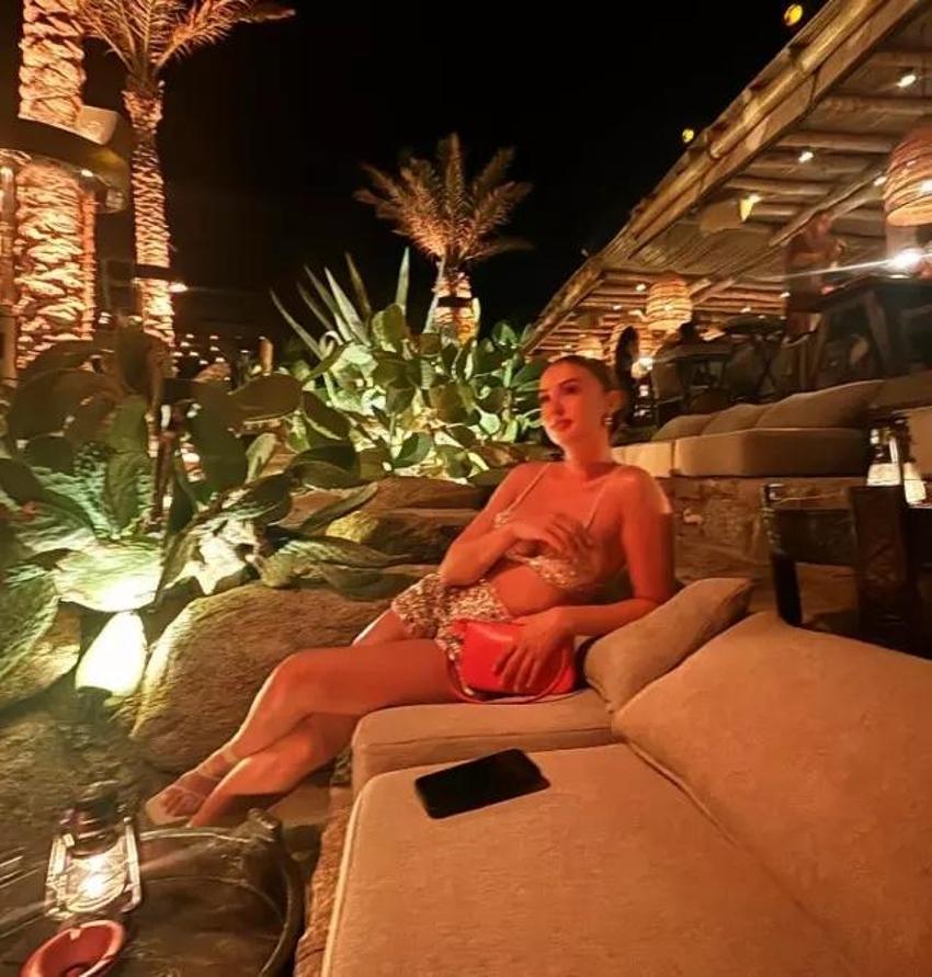 Burcu Özberk de akıma kapıldı! Mykonos'a gidip seksi poz verdi