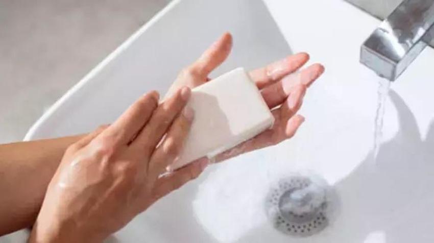 Koltuk altına sürünce etkisi bir ömür sürebilir! Yatmadan önce aşırı terlemeye son veriyor