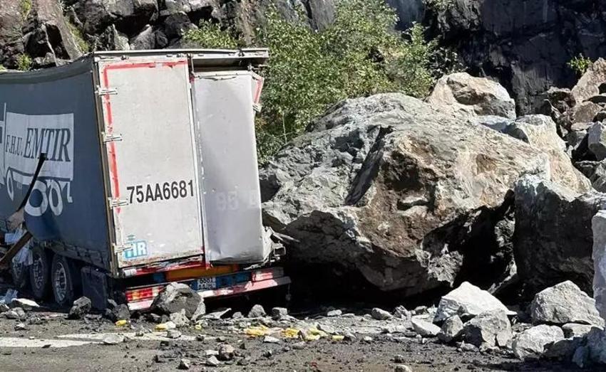 Dev kayalar yamaçtan koptu, TIR'lar hurdaya döndü