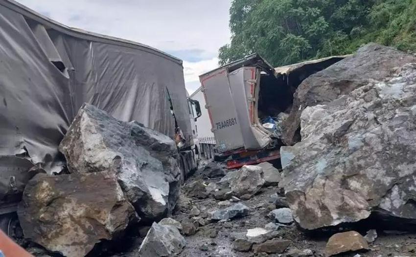 Dev kayalar yamaçtan koptu, TIR'lar hurdaya döndü