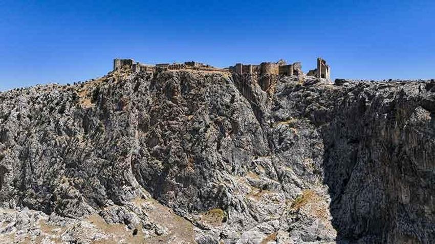 Anavarza Antik Kenti'nde çalışmalar hızlandı, kazılar 9 farklı nokta daha başlatılacak