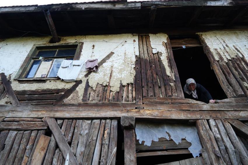 Bolu'da elektrik ve su olmadan yaşayan yaşlı çiftin yürek burkan hikayesi