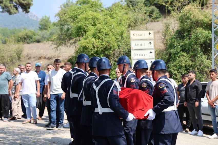 Adana'da yıllık izin için geldiği memleketinde hayatını kaybeden uzman çavuş toprağa verildi
