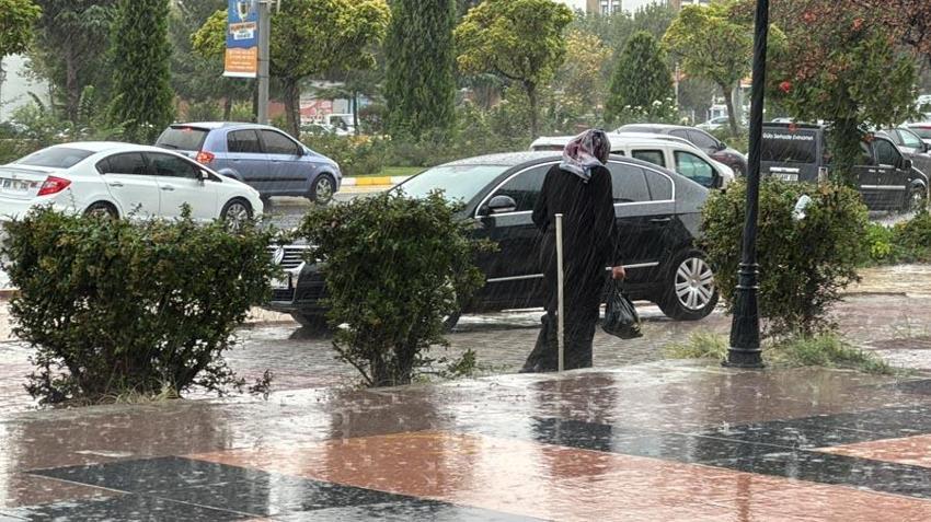 Sağanak yağışlar kuvvetli geliyor! Meteoroloji birçok ili sel, su baskını, yıldırım ve dolu yağışına karşı uyardı