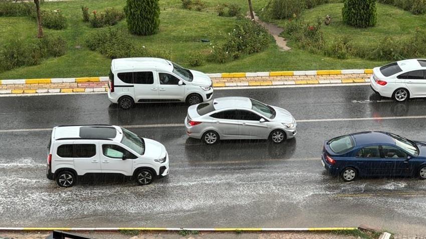 Sağanak yağışlar kuvvetli geliyor! Meteoroloji birçok ili sel, su baskını, yıldırım ve dolu yağışına karşı uyardı