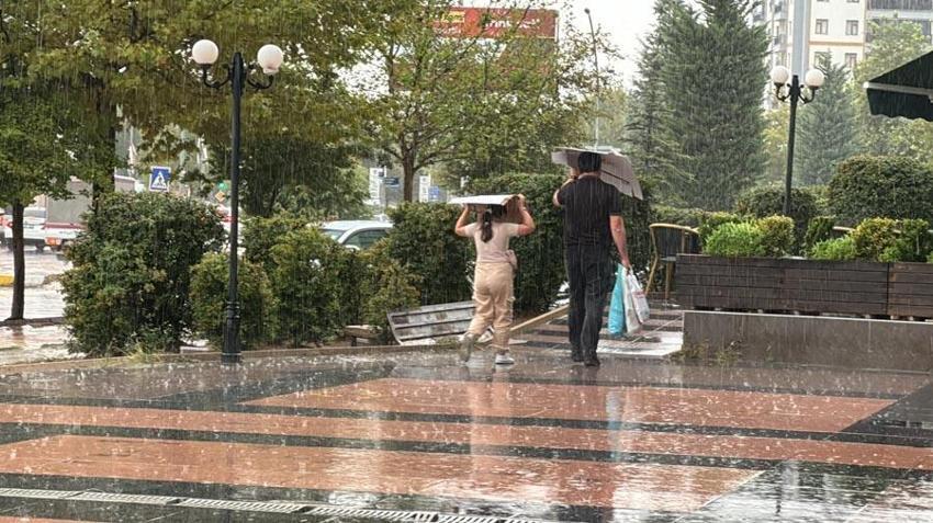 Sağanak yağışlar kuvvetli geliyor! Meteoroloji birçok ili sel, su baskını, yıldırım ve dolu yağışına karşı uyardı