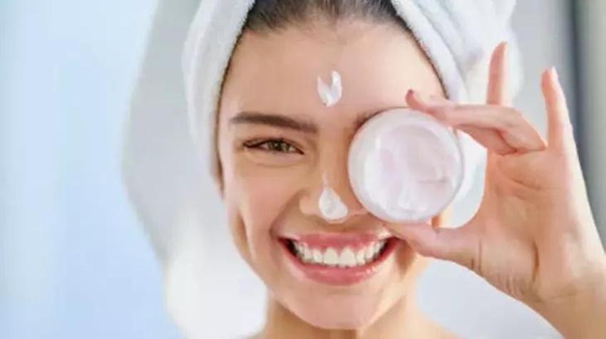 Cilt lekelerinin nedeni de çözümü buymuş! C vitamini sırrı ayna gibi parlatıyor