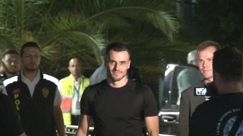 Kostic Fenerbahçe'ye hayırlı olsun! Transfer kafa karıştırdı, Sol bek değil, Mourinho yapılmayanı yapacak