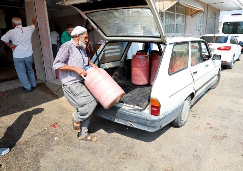 Adana'da salça sezonu başladı, damlar kızardı! Kilo fiyatı 15 liradan satılıyor