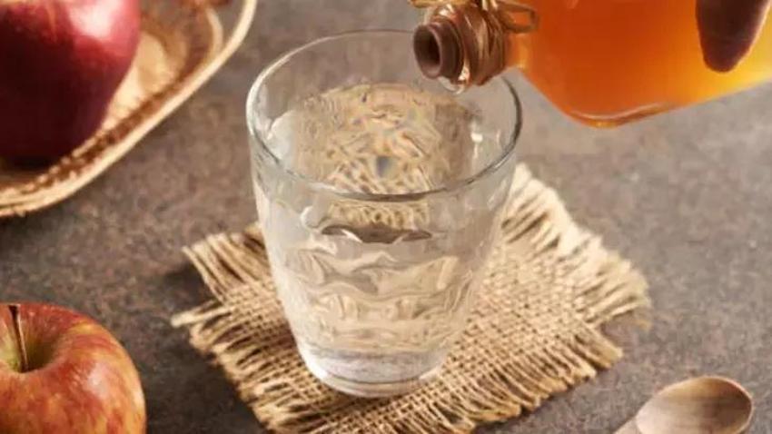 Basen yağlarını hızlıca eritiyor! Bir bardak suya katmak yeterli