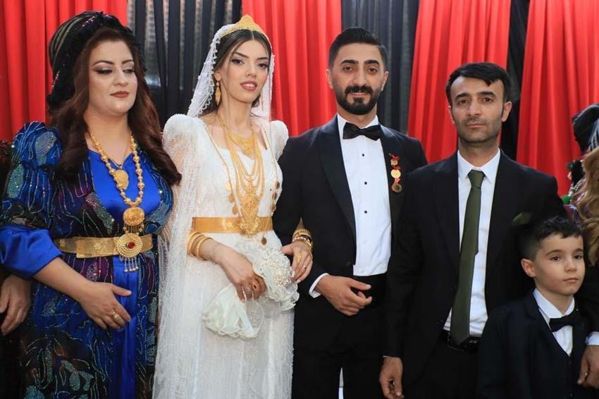 Hakkari'deki düğünde altın ve paralara havada uçuştu! Takıların değeri dudak uçuklattı