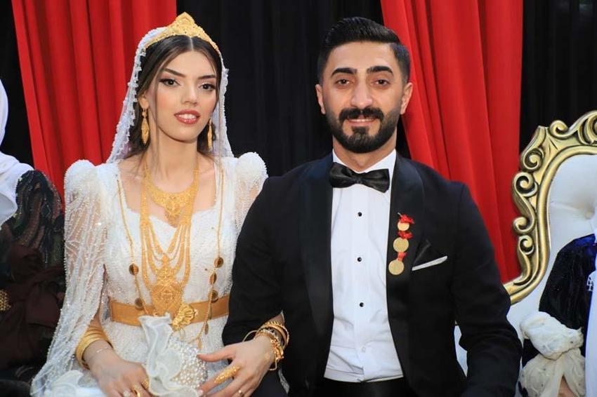 Hakkari'deki düğünde altın ve paralara havada uçuştu! Takıların değeri dudak uçuklattı