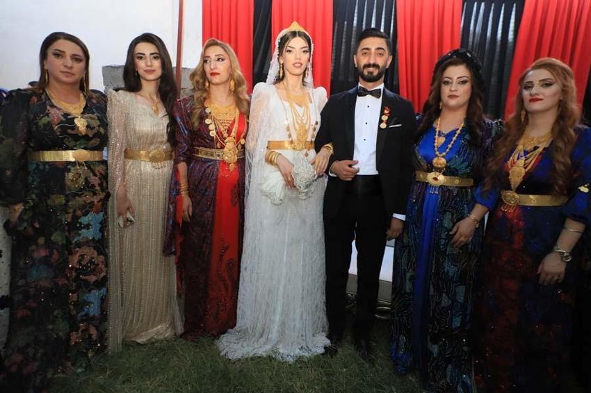 Hakkari'deki düğünde altın ve paralara havada uçuştu! Takıların değeri dudak uçuklattı