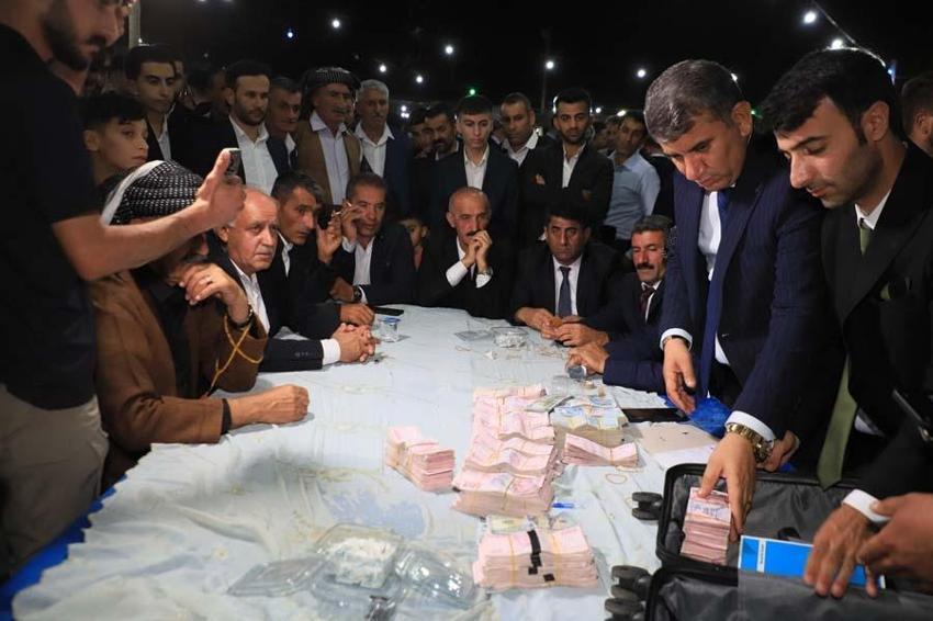 Hakkari'deki düğünde altın ve paralara havada uçuştu! Takıların değeri dudak uçuklattı