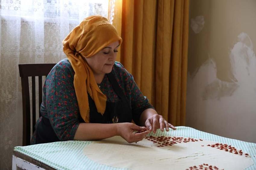 Severek yediği hamur işi gelir kapısı oldu! Kapış kapış satılıyor