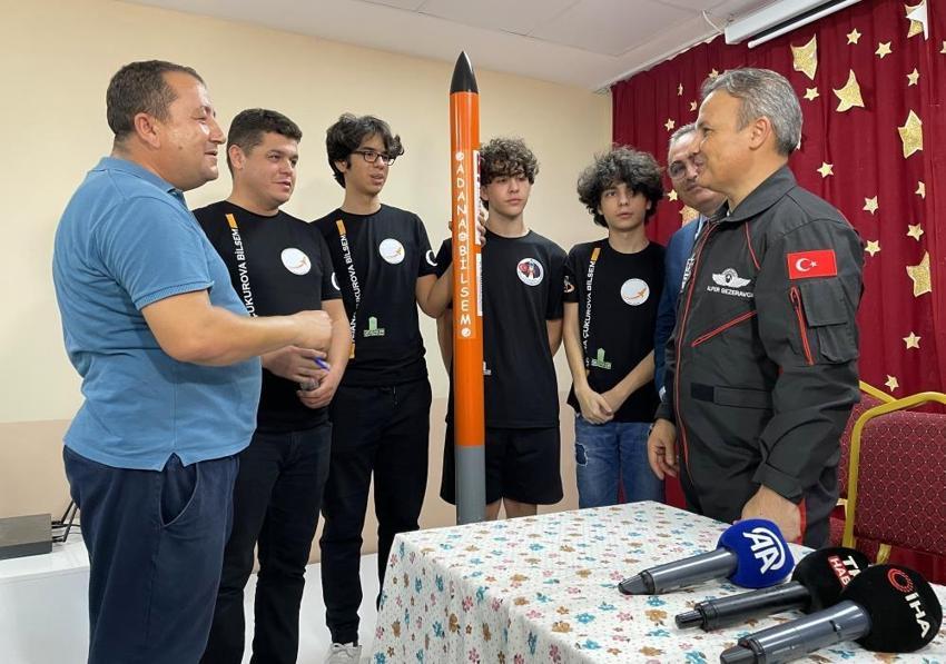 Türkiye'nin ilk astronotu Alper Gezeravcı Adana'da öğrencilerle bir araya geldi
