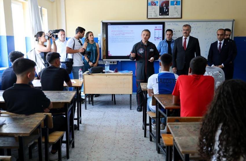 Türkiye'nin ilk astronotu Alper Gezeravcı Adana'da öğrencilerle bir araya geldi