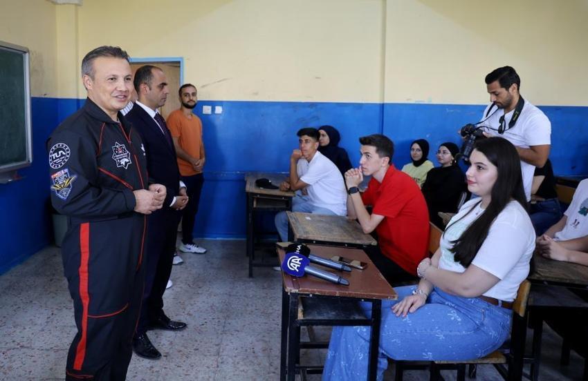 Türkiye'nin ilk astronotu Alper Gezeravcı Adana'da öğrencilerle bir araya geldi