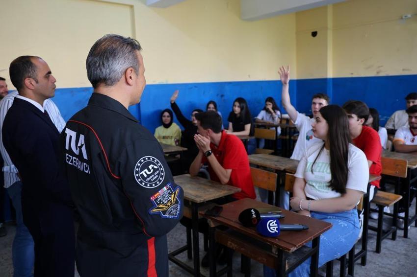 Türkiye'nin ilk astronotu Alper Gezeravcı Adana'da öğrencilerle bir araya geldi
