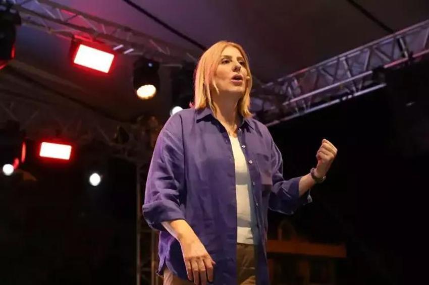 Sevda Türküsev'den Hadise'ye hodri meydan: Cesareti varsa, sahneye varis çorabı giymeden çıksın