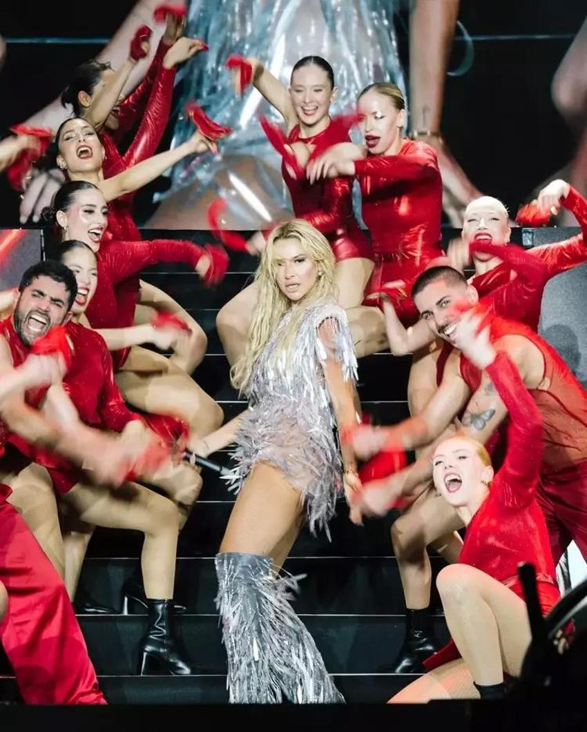 Sevda Türküsev'den Hadise'ye hodri meydan: Cesareti varsa, sahneye varis çorabı giymeden çıksın