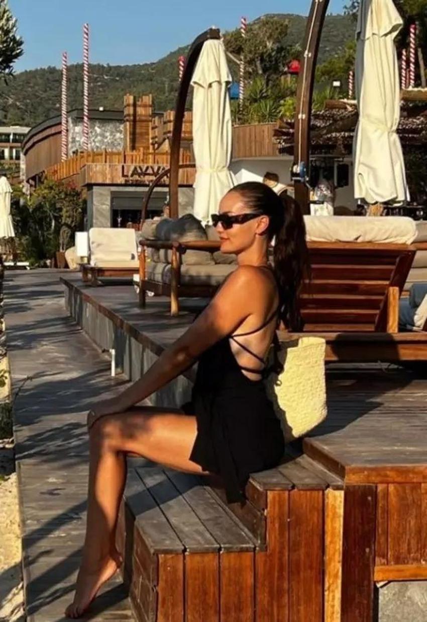 Fahriye Evcen tatili bitiremedi! Cesur pozlarına devam ediyor