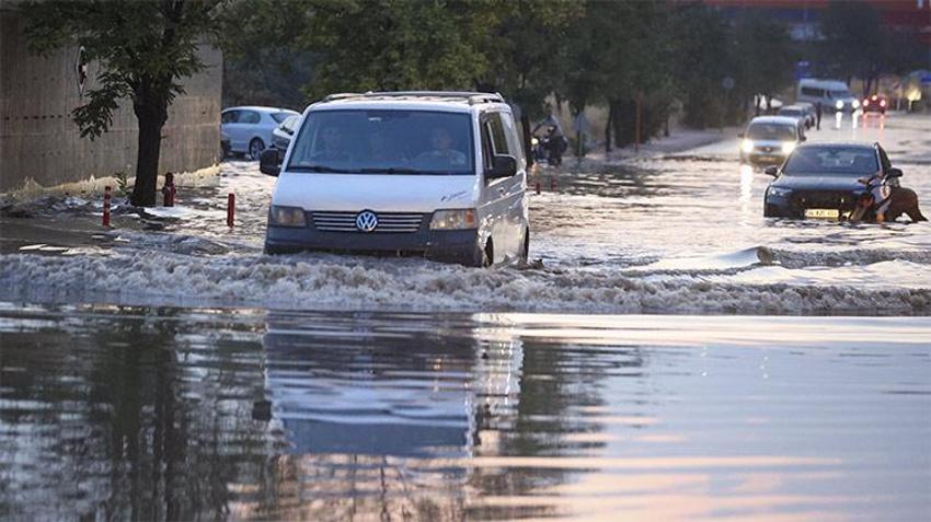 Meteoroloji'den kuvvetli yağış uyarısı: 8 il için sarı kodlu uyarı geldi! Sıcaklıklar 6 derece birden düşecek