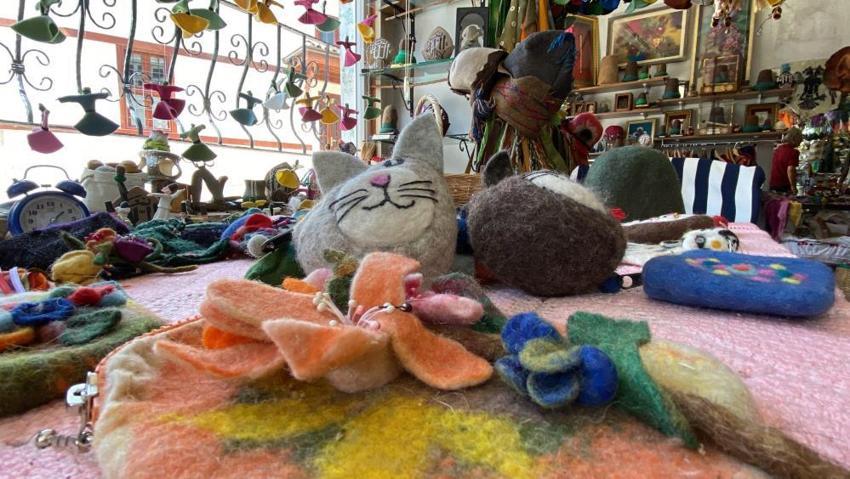 Köylerden topluyor, sanat eserine dönüştürüyor! Konyalı  Fatma Gül Girgiç kadınlara ilham oluyor 