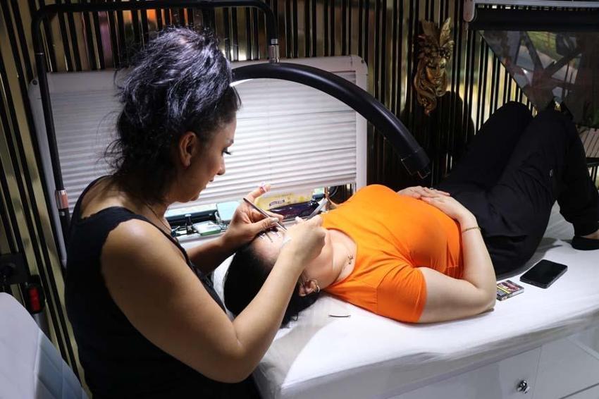 Kayseri'de bankada yöneticilği bırakıp eşinin mesleğine başladı! Hem geziyor hem çalışıyor