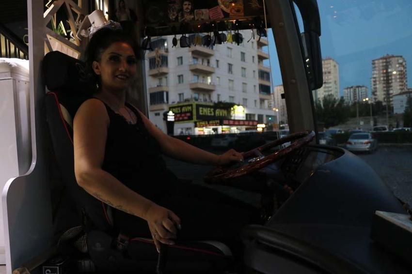 Kayseri'de bankada yöneticilği bırakıp eşinin mesleğine başladı! Hem geziyor hem çalışıyor