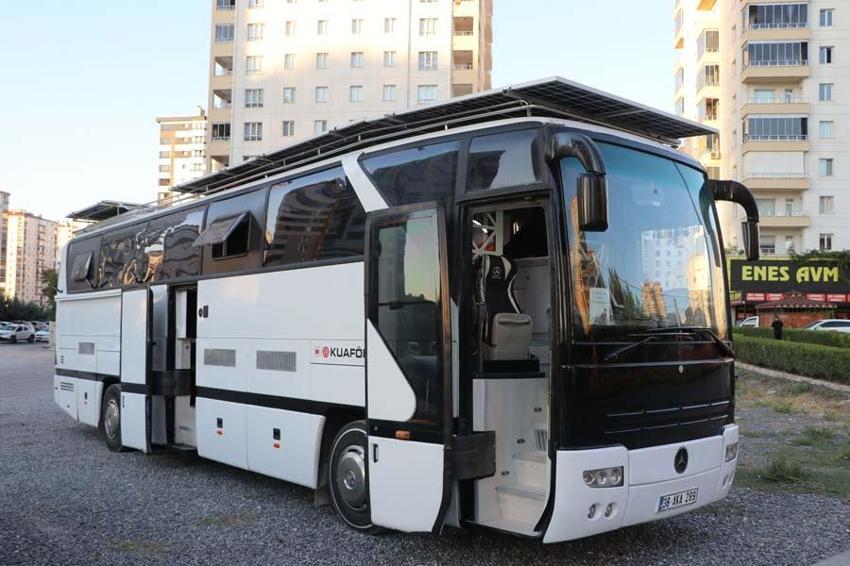 Kayseri'de bankada yöneticilği bırakıp eşinin mesleğine başladı! Hem geziyor hem çalışıyor
