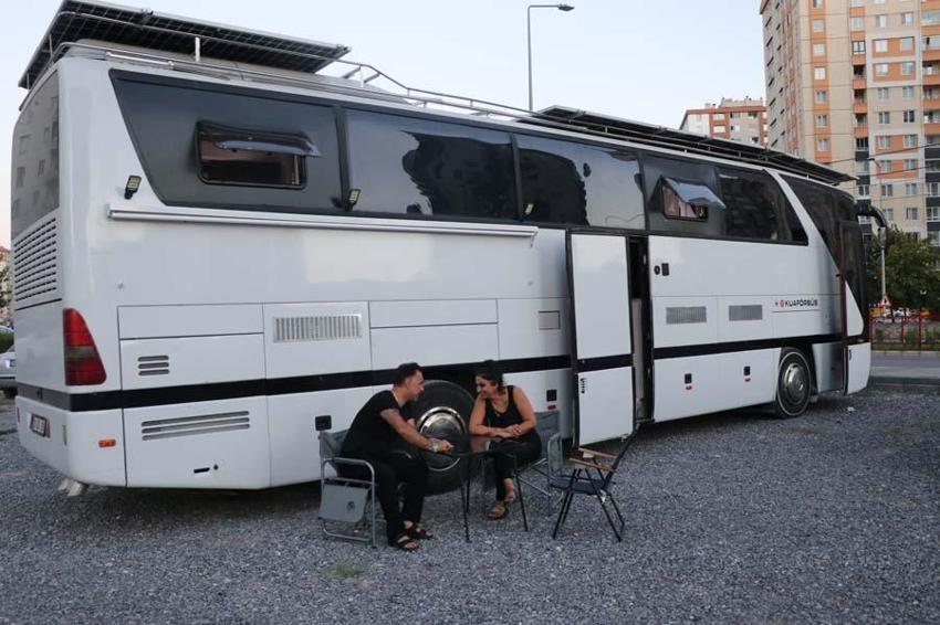Kayseri'de bankada yöneticilği bırakıp eşinin mesleğine başladı! Hem geziyor hem çalışıyor