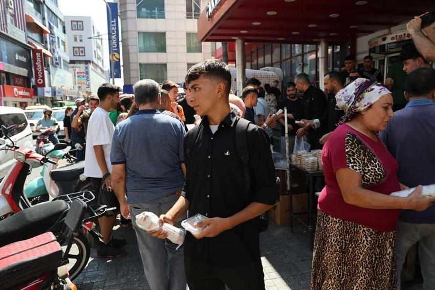 Adana'da Narin'in anısına helva ve döner dağıtımı izdihama dönüştü
