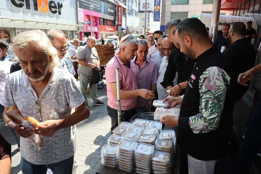 Adana'da Narin'in anısına helva ve döner dağıtımı izdihama dönüştü
